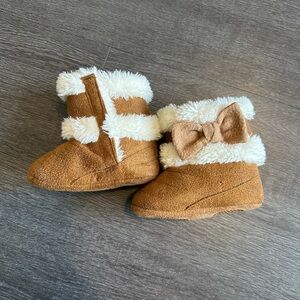 Infant Boots in brown with faux white fur